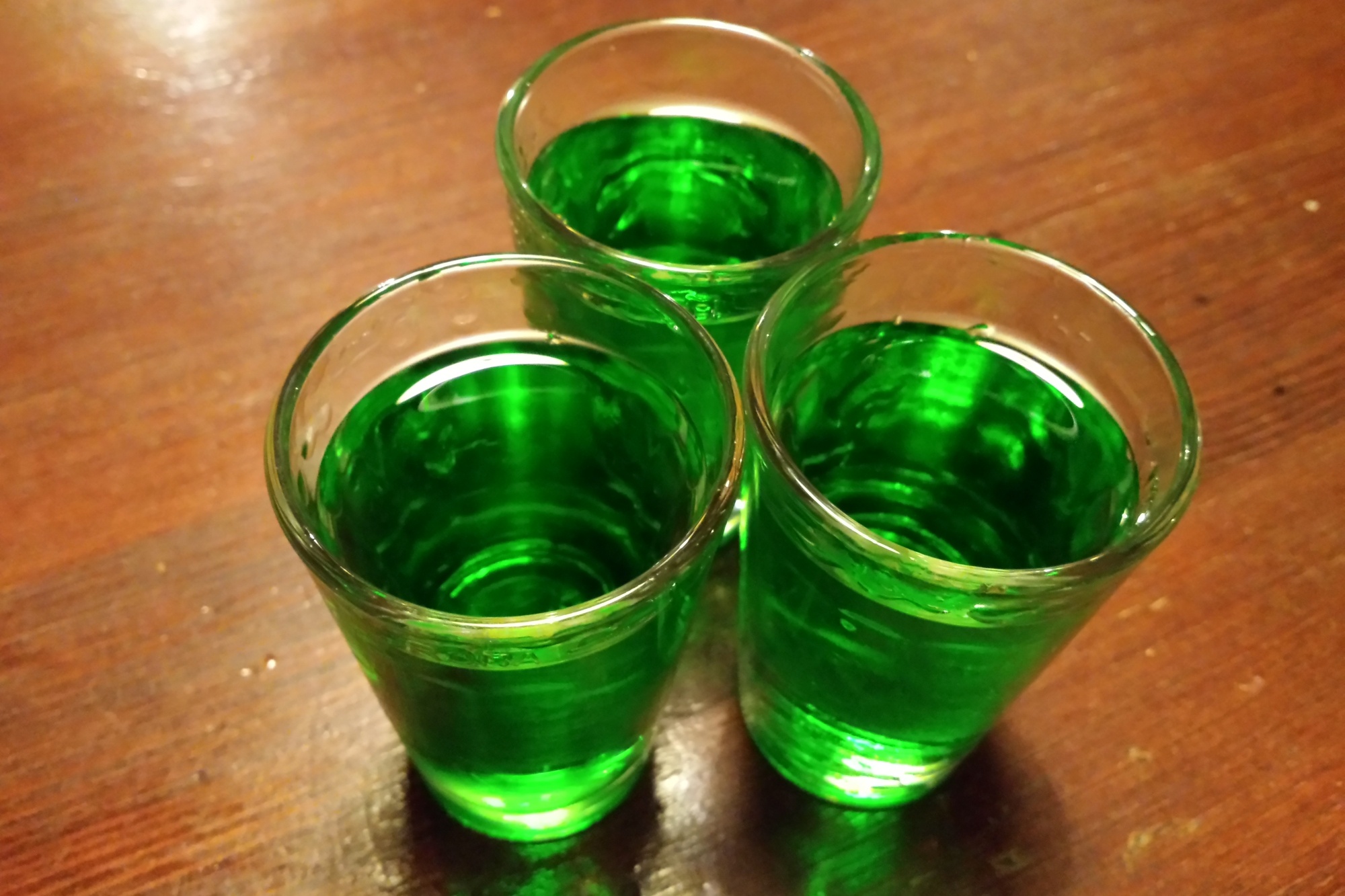 Alkohol, Zelená, panáky, alkoholický nápoj, alkoholické nápoje (ilustrační foto)