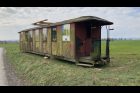 Vagón z roku 1914 v posledních desetiletích sloužil mimo železnici jako fotbalová kabina vesnického klubu