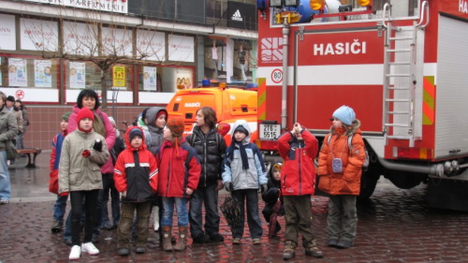 Den požární bezpečnosti v Opavě - slaňování hasičů z věže opavského magistrátu