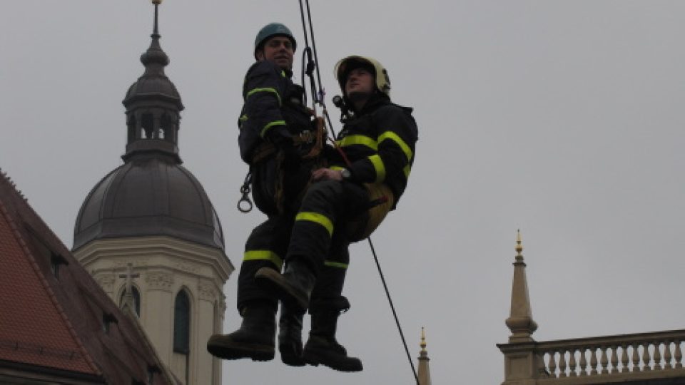 Den požární bezpečnosti v Opavě - slaňování hasičů z věže opavského magistrátu
