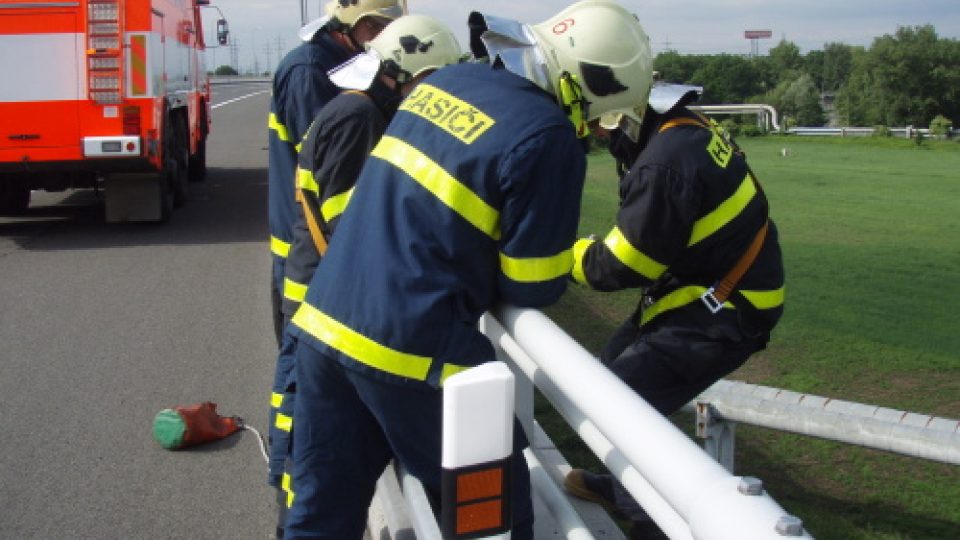 Cvičení záchranářů (zásah při zřícení autobusu z dálničního mostu)