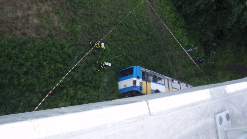 Cvičení záchranářů (zásah při zřícení autobusu z dálničního mostu)