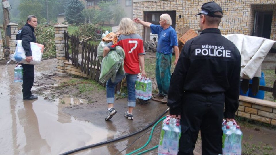 S rozvážením balené pitné vody pomáhají i městští policisté.