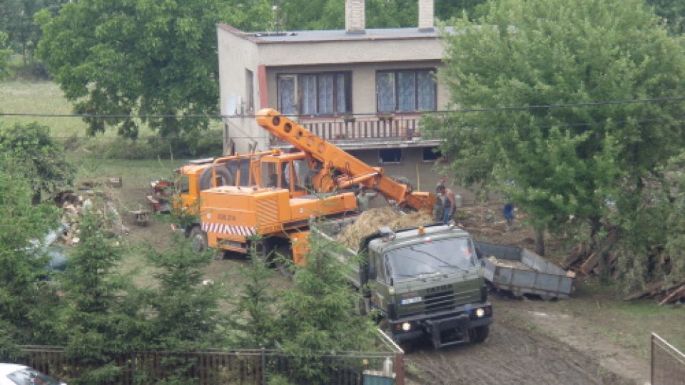 Práce v povodní zdevastovaném Jeseníku nad Odrou