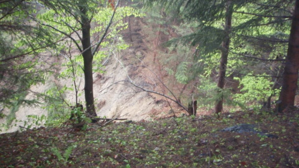 Sesuv půdy v Bukovci na Jablunkovsku | foto: Hasičský záchranný sbor MS kraje Sesuv půdy v Bukovci na Jablunkovsku