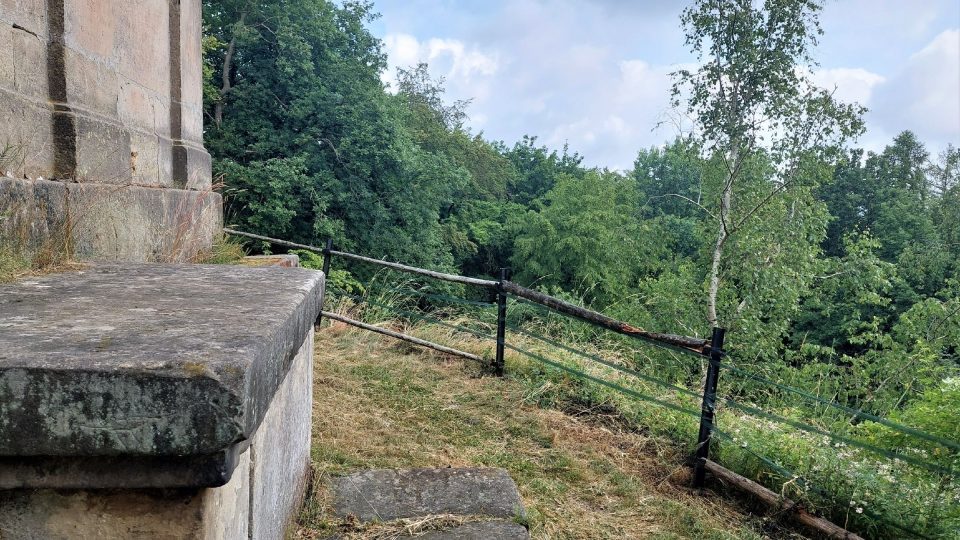 Jeden ze dvou venkovních oltářů | foto: Vladislava Wildová, Český rozhlas Jeden ze dvou venkovních oltářů