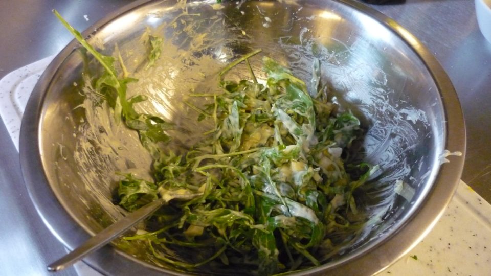 Příprava jarního salátu