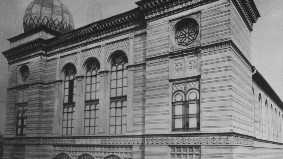 Ostravská synagoga. Byla vysvěcená v roce 1879. V noci z 12. na 13. června 1939 ji oheň zcela zničil