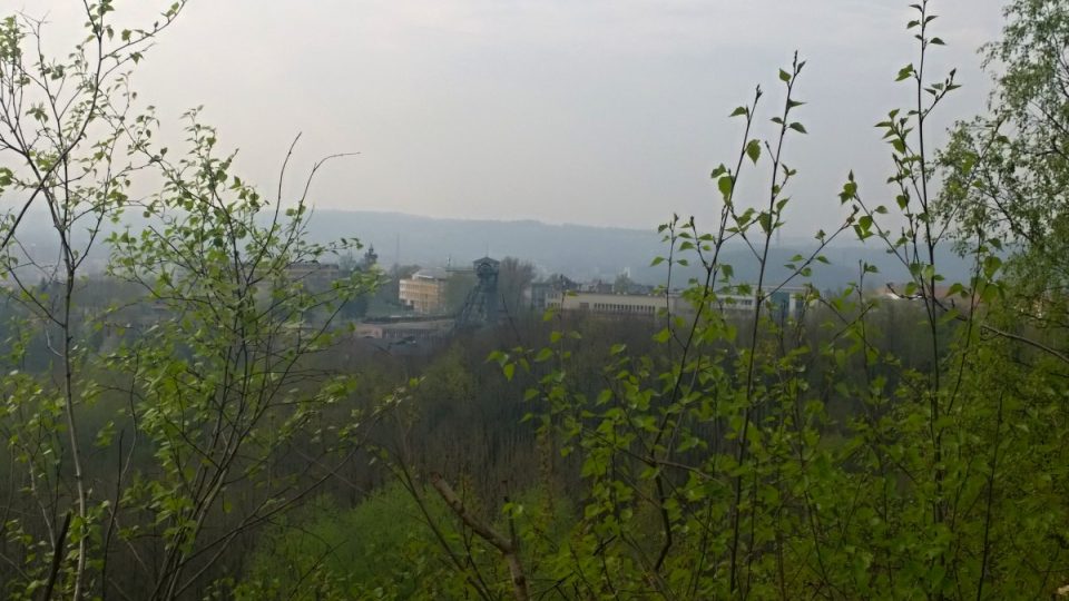 Pohled z Emy na nedaleký důl Petr Bezruč