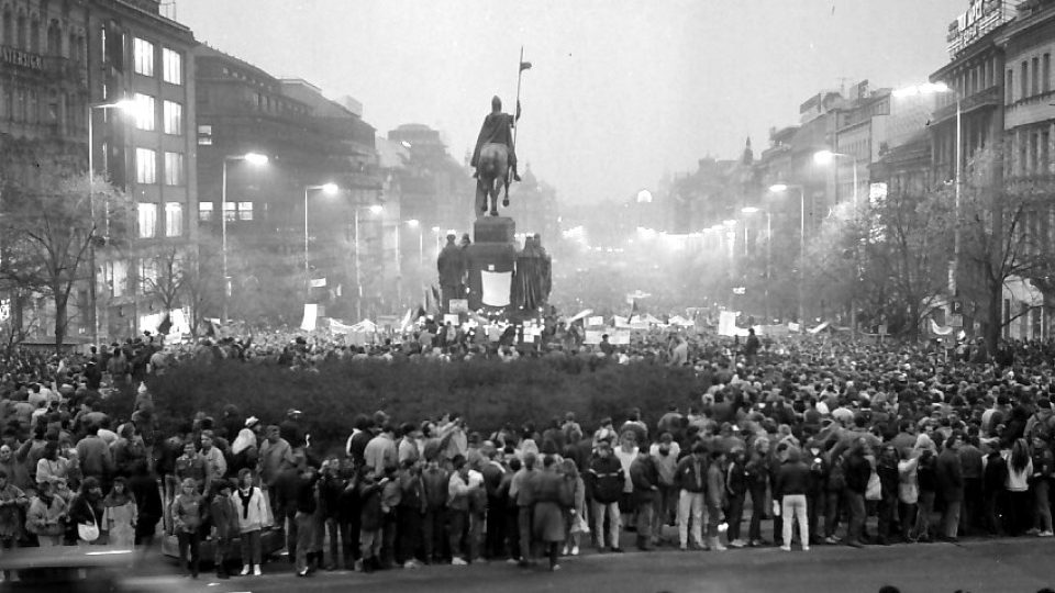 Socha svatého Václava přihlížela řadě demonstrací, patřily k nim i ty v listopadu 1989