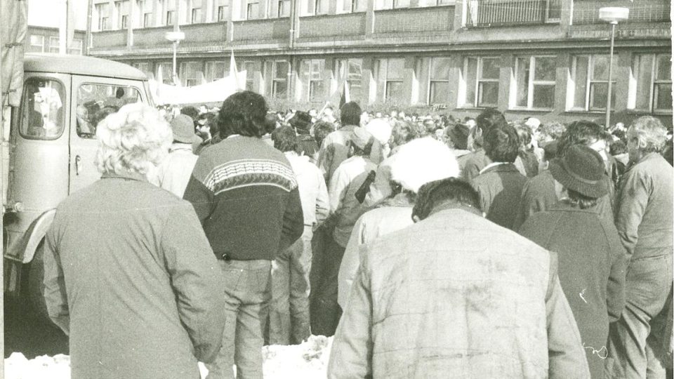Manifestace před ředitelstvím NHKG 23. listopadu 1989