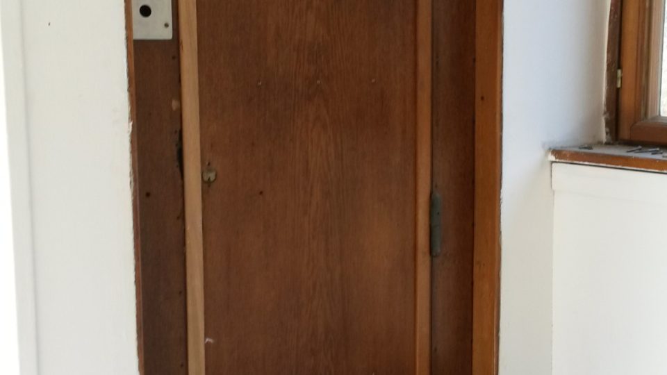 Dveře interiérového výtahu v jedné z Hückelových vil, o kterém se dlouhou dobu nevědělo