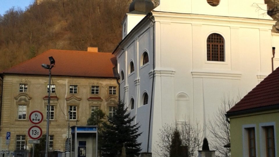 Pohled na klášter, kostel a vyhlídku na skalním výběžku
