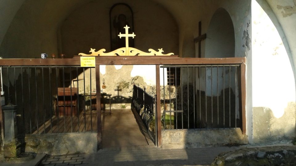Přístup ke studánce sv. Ivana je z boční strany kostela