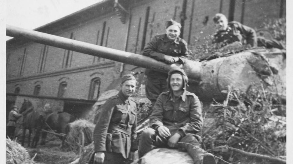 Příprava československých tanků v hospodářském dvoře Albertovec (mezi Chuchelnou a Štěpánkovicemi) na útok na Ostravu