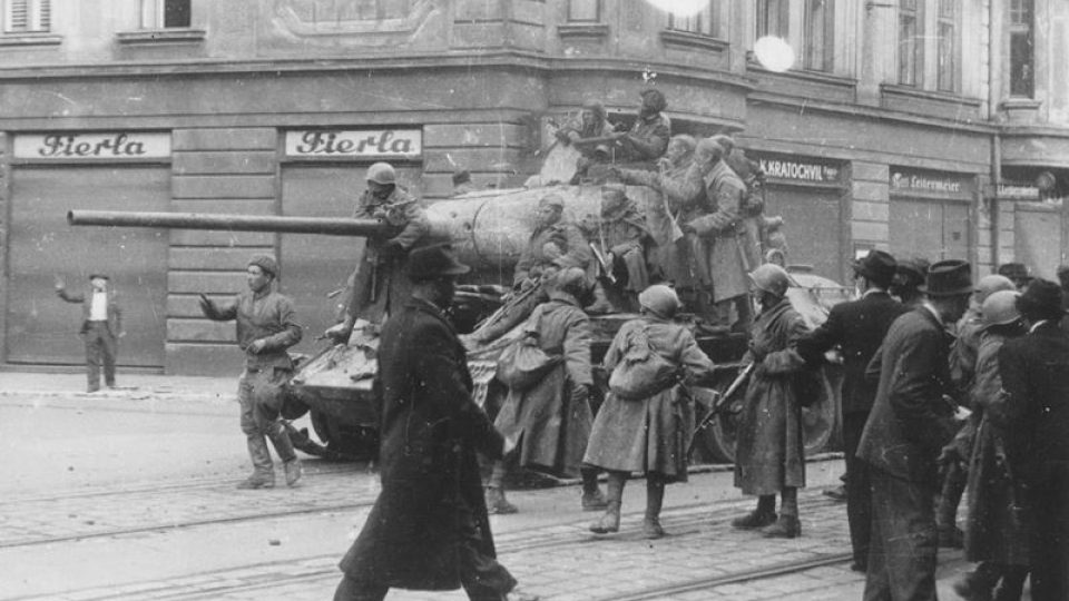 Československý tank s doprovodem sovětské pěchoty na Nádražní ulici v Moravské Ostravě