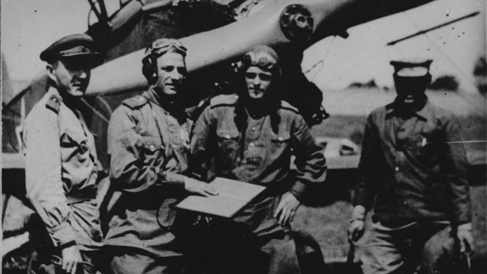 Posádka sovětského letadla, které přistálo na polním letišti ve Svinově