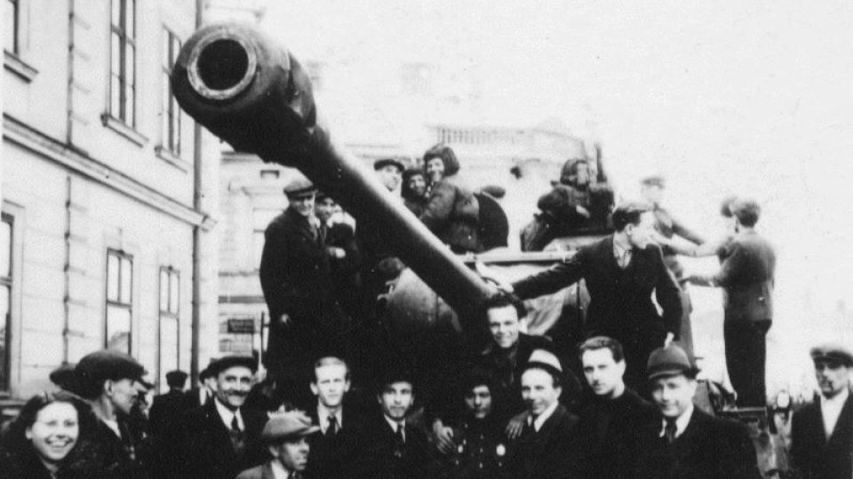 Sovětští vojáci v ulicích Vítkovic