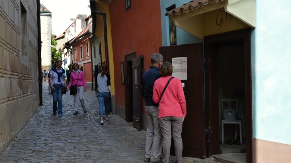 Na dveřích každého domečku se dočtete, kdo a ve které době tu pobýval