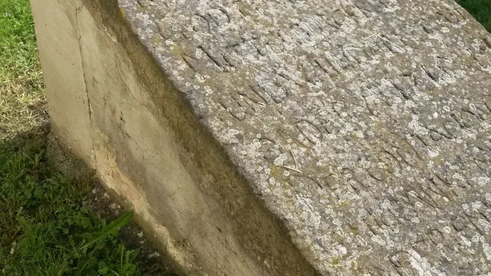 Náhrobní kámen na památku ranhojiče a lazebníka G. I. Mittela