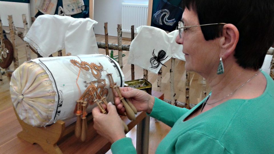 Lucie Hamplová, vedoucí Klubu paličkářek z Bohuslavic na Opavsku | foto: Naďa Čvančarová, Český rozhlas Lucie Hamplová, vedoucí Klubu paličkářek z Bohuslavic na Opavsku