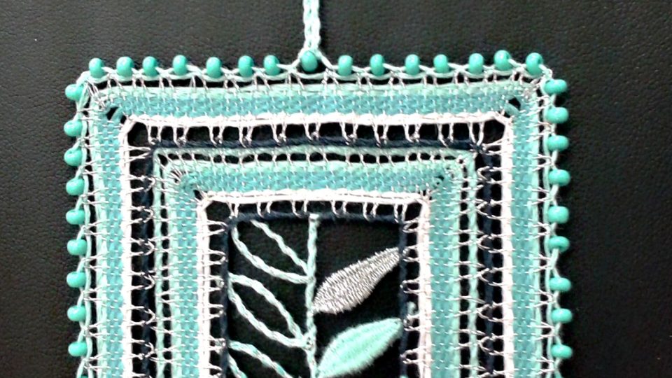 Jeden z paličkovaných šperků | foto: Naďa Čvančarová, Český rozhlas Jeden z paličkovaných šperků