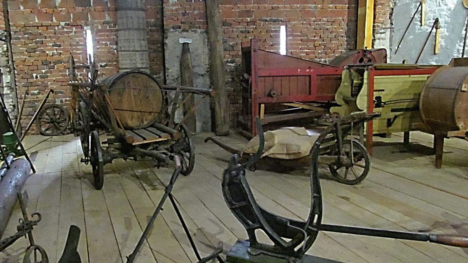 Stodola s expozicí starého zemědělského nářadí a strojů