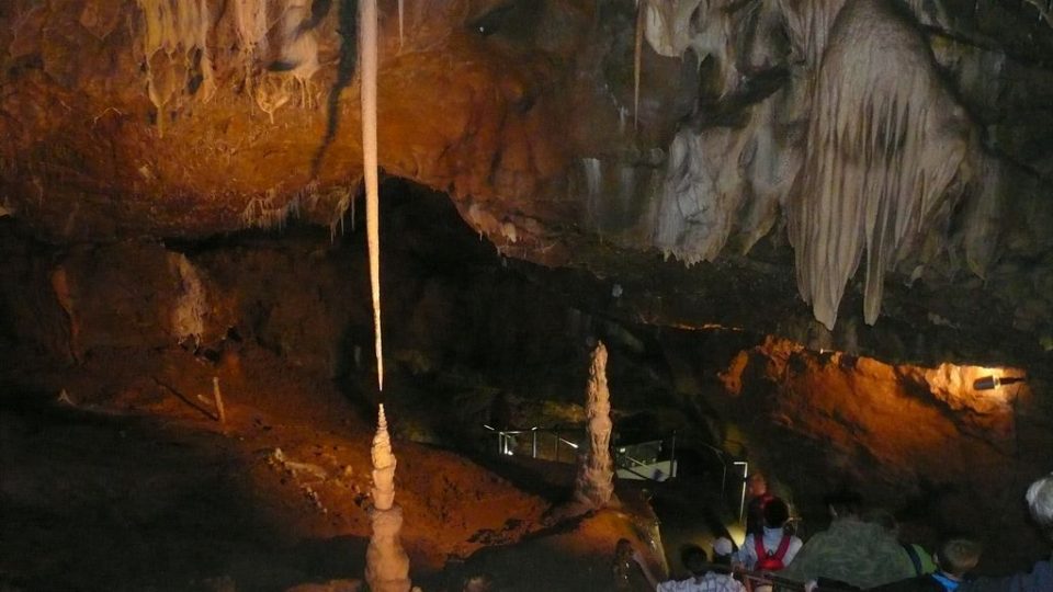 Stalaktit Jehla. Spolu se stalagmitem se označují za "věčné milence", kteří možná marně čekají na spojení.