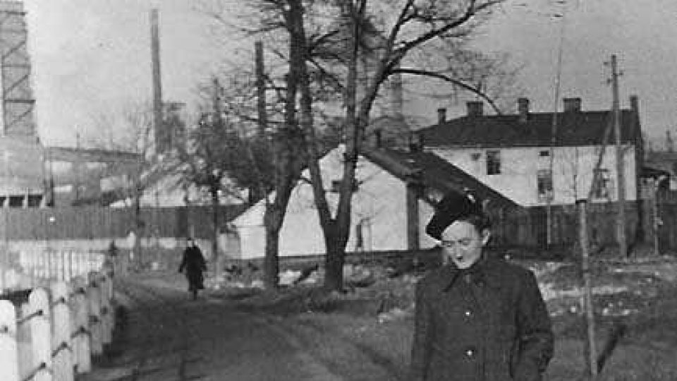 Maminka Lenky Kocierzové, v pozadí možná dům, kde se narodila Jožka Jabůrková