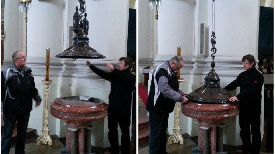 Farář Vladimír Schmidt (vpravo) a jáhen a průvodce Jan Breník předvádějí unikátní kladkový systém křtitelnice