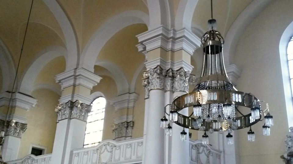 Interiér kostela Panny Marie Královny