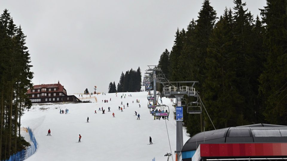 Svah, na kterém sjížděli první lyžaři v Krkonoších