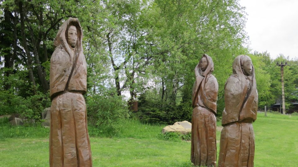 Stezku doplňují dřevěné sochy představující nejen vybájené postavy z pohádek a pověstí, ale i původní obyvatele při práci nebo tanci