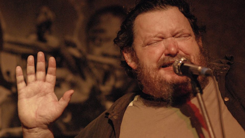 Radomil Uhlíř improvizuje v žižkovském hudebním klubu s kytaristou Joe Karafiátem