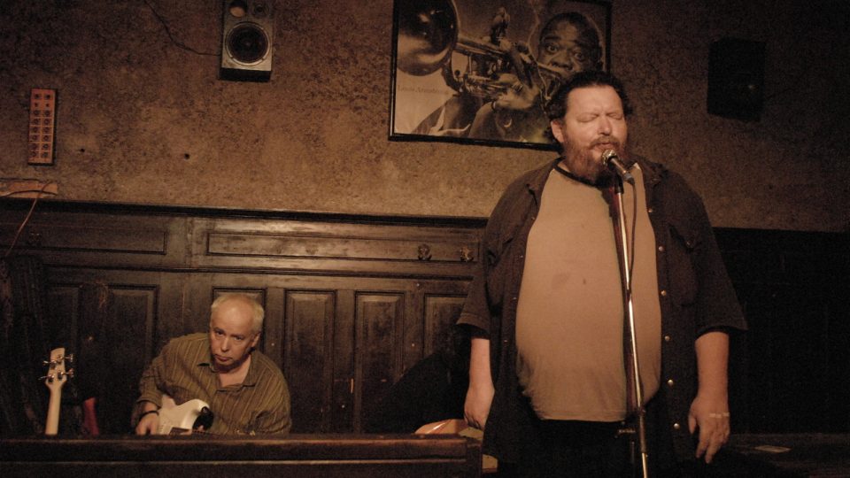 Radomil Uhlíř improvizuje v žižkovském hudebním klubu s kytaristou Joe Karafiátem