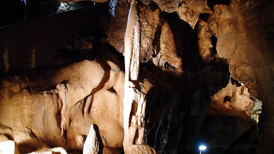 Maják je nejvetší stalagnátem zdejších jeskyní