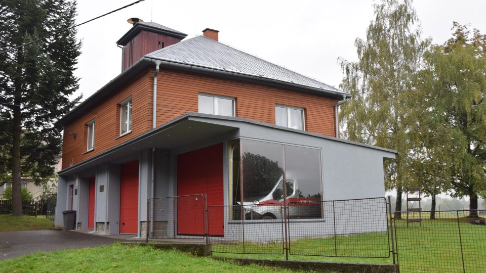 První projekt obce a Kamila Mrvy - rekonstrukce hasičárny s oknem do garáže
