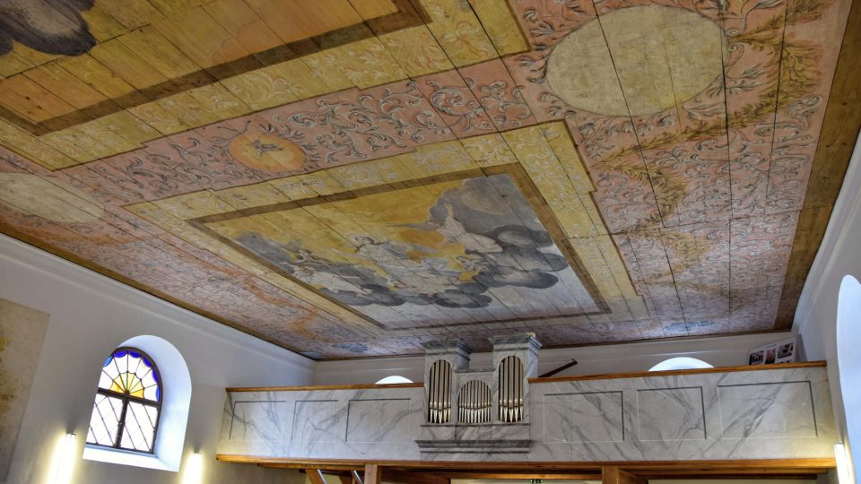 Restaurovaný původní malovaný strop
