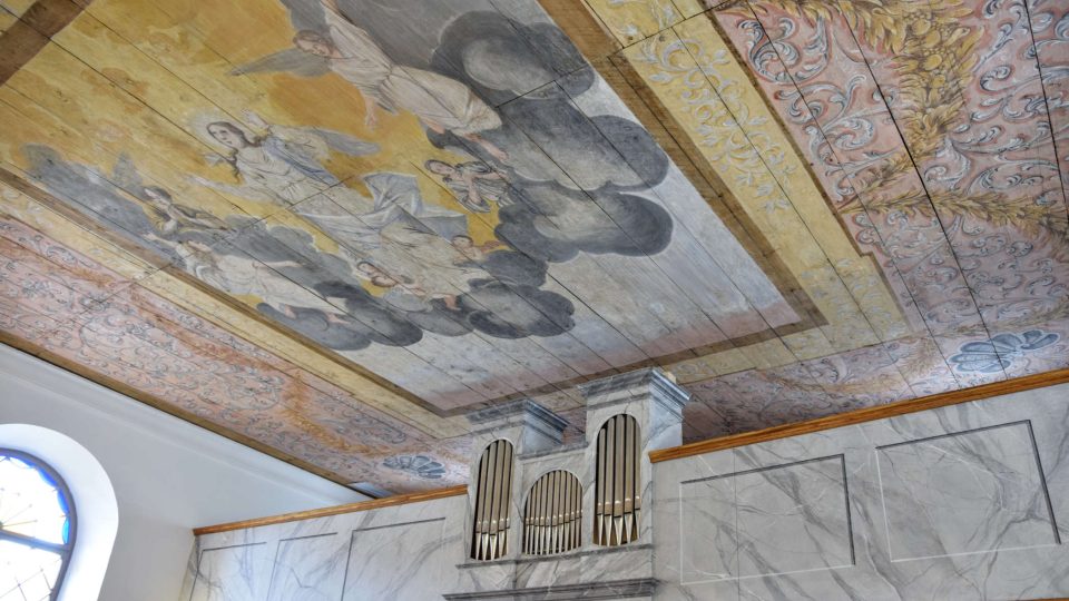 Restaurovaný původní malovaný strop a varhany