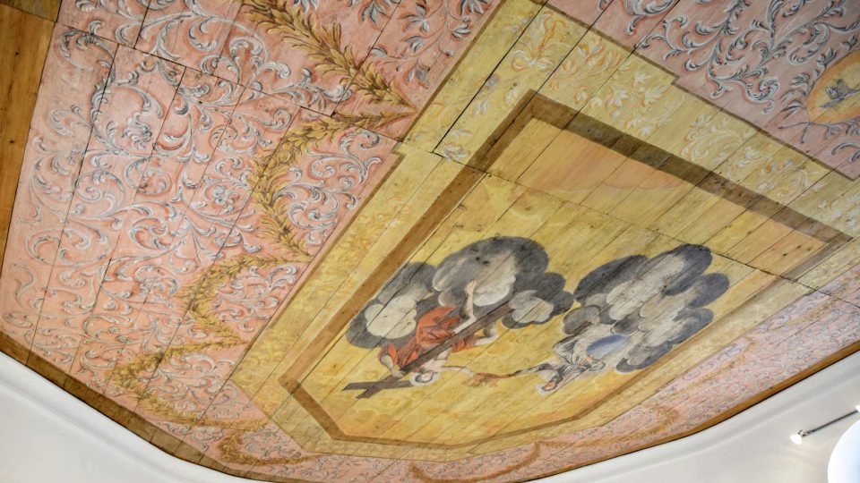 Restaurovaný původní malovaný strop