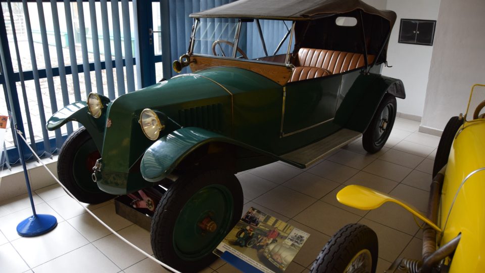Tatra 11 - první Ledwinkův vůz s centrální nosnou rourou, výkyvnými polonápravami a vzduchem chlazeným motorem