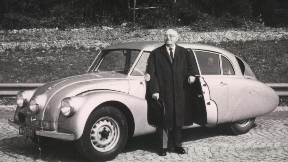 Legendární kopřivnický konstruktér Hans Ledwinka před „svou“ Tatrou 87