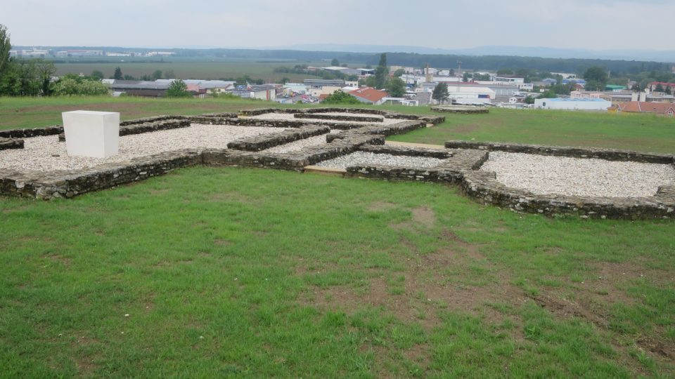 Archeologové na výšině objevili velkomoravský kostel a celý církevní areál Archeologové na výšině objevili velkomoravský kostel a celý církevní areál