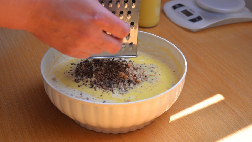 Nakonec přidáme najednou 3 lžíce mléka, nasekané oříšky, mletý badyán, vaječný koňak a nastrouháme čokoládu. Vše spojíme do hladkého těsta | foto: Martin Čuřík Nakonec přidáme najednou 3 lžíce mléka, nasekané oříšky, mletý badyán, vaječný koňak a nastrouháme čokoládu. Vše spojíme do hladkého těsta