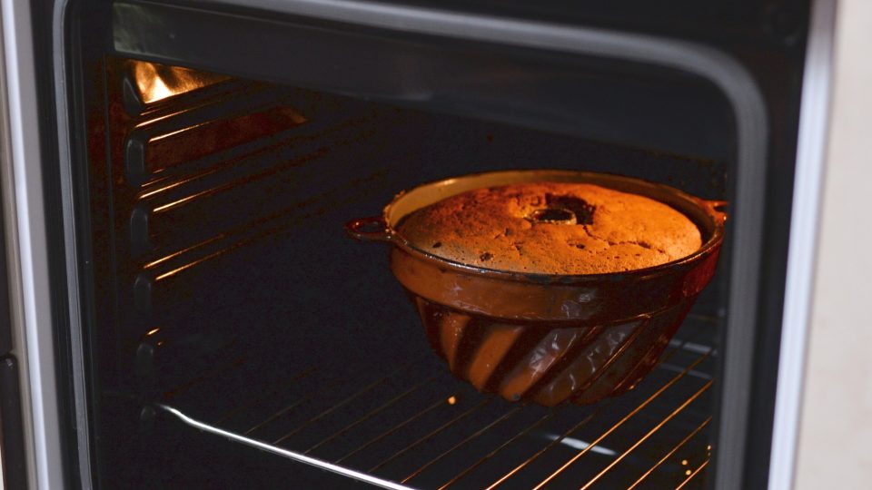 Pečeme v předem vyhřáté troubě na 180 stupňů asi 1 hodinu | foto: Martin Čuřík Pečeme v předem vyhřáté troubě na 180 stupňů asi 1 hodinu