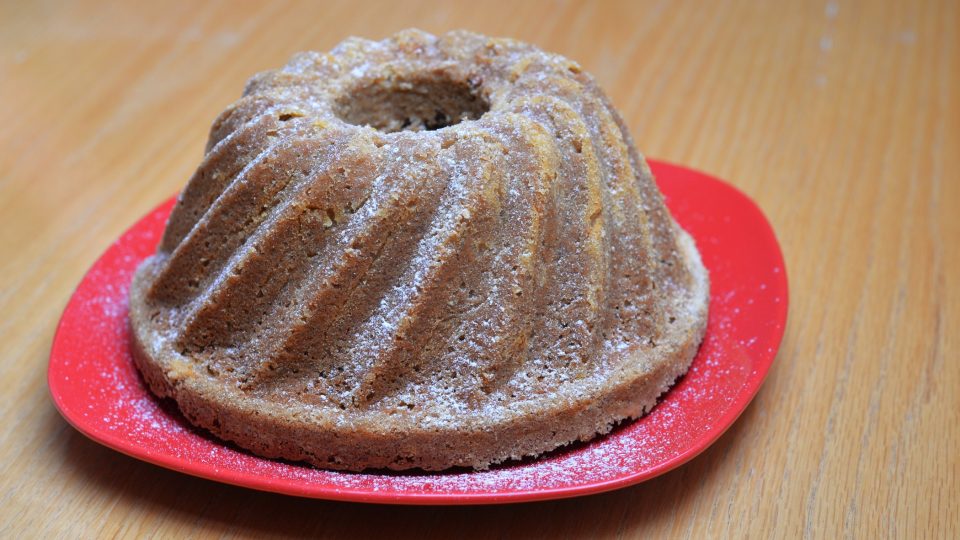 Po vyndání z trouby necháme chvíli bábovku odpočinout ve formě a pak vyklopíme. Pocukrujeme a necháme vychladnout | foto: Martin Čuřík Po vyndání z trouby necháme chvíli bábovku odpočinout ve formě a pak vyklopíme. Pocukrujeme a necháme vychladnout
