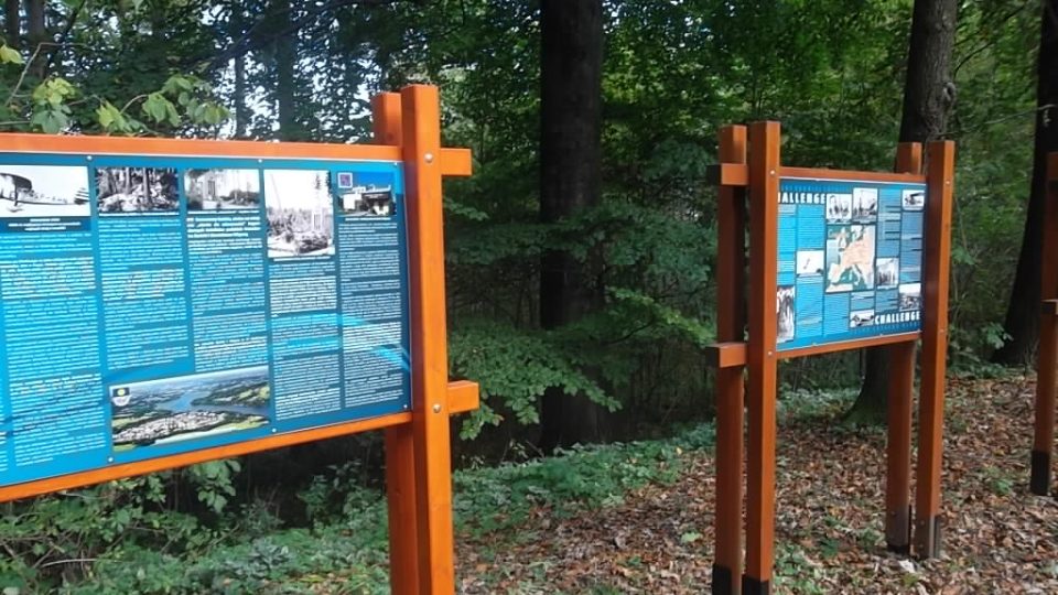 Informační panely poblíž památníku