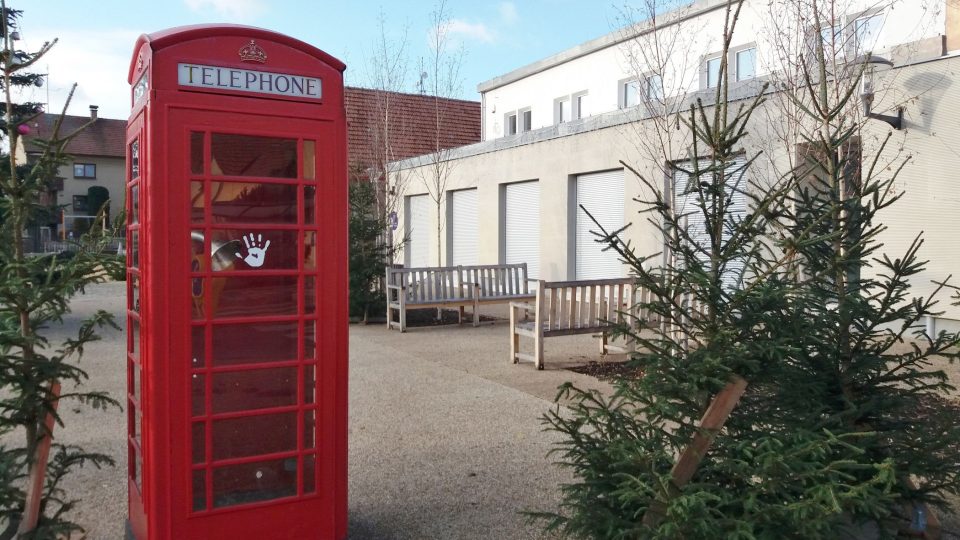 Nepřehlédnutelným symbolem Londýna je červená telefonní budka