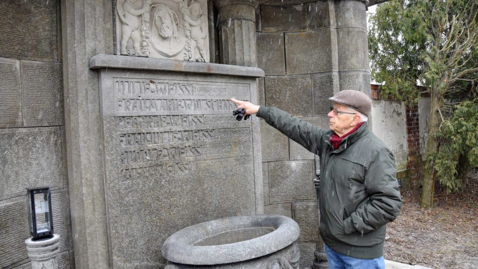 Pavel Wessely ukazuje na nápisy na opravené hrobce rodiny Weissů