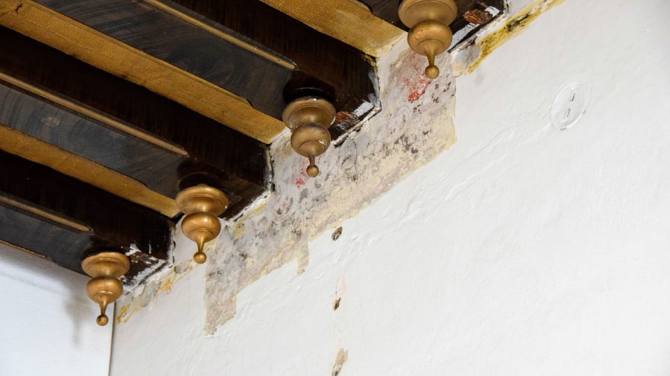 Odkrytá část původní výzdoby pokoje na zámku ve Studénce